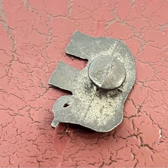 Vintage Metal Elephant Pin Brooch – Rustic Blackened Finish - Picture 5 of 9